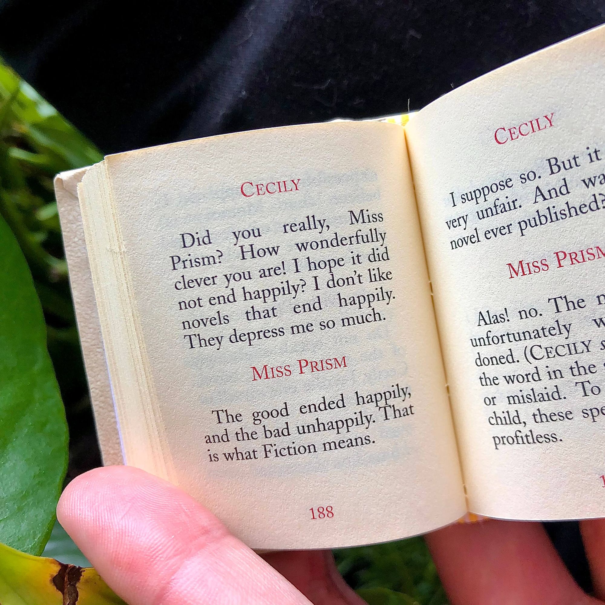 cita: “ CECILY:  I hope it did not end happily? I don't like novels that end happily. They depress me so much.  Miss PRISM: The good ended happily, and the bad unhappily. That is what Fiction means.”